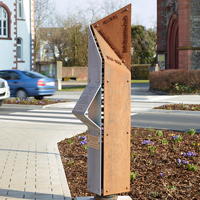 Stele aus Cortenstahl in Kombination mit stahlverzinkt, drehbar gelagert. Spiel mit Licht und Schatten.