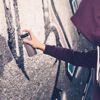 Vandalismus-Schutzfolien entfernen Graffiti und Vandalismus schnell und einfach.