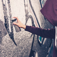 Vandalismus-Schutzfolien entfernen Graffiti und Vandalismus schnell und einfach.